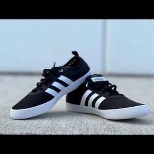 Adidas ortholite float women’s shoe. size 5. Black and white